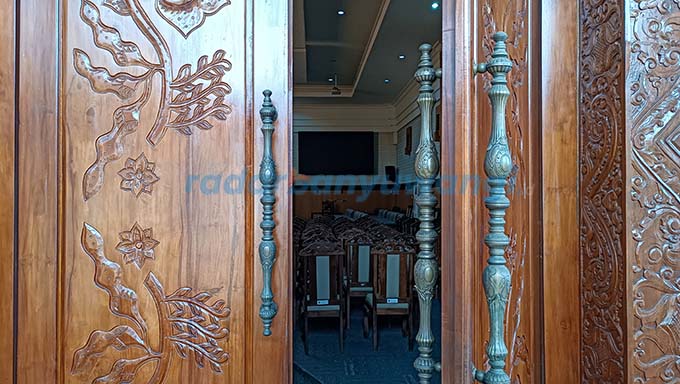 UKURAN BESAR: Pintu kayu setinggi tiga meter dengan model kupu tarung dihiasi ukiran motif batik khas Bumi Blambangan di ruang sidang paripurna gedung DPRD Banyuwangi. (Ramada Kusuma/RadarBanyuwangi.id)