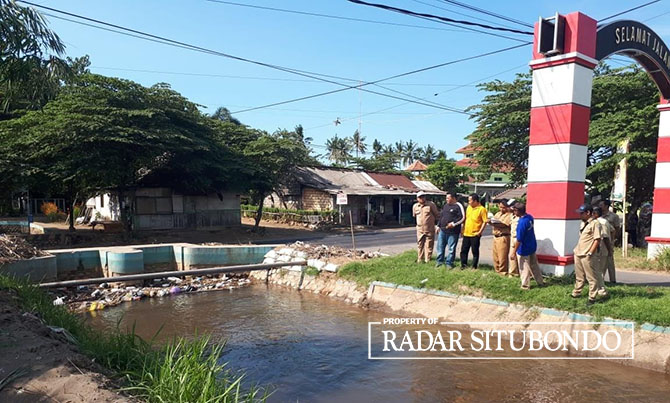 SIDAK: Komisi III DPRD Situbondo meninjau sungai yang dikeluhkan warga Asembagus, Senin (22/5). (Humaidi/Radar Situbondo)