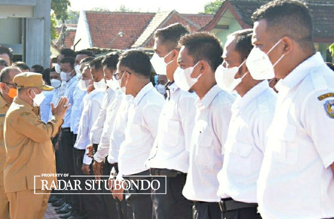 RESMI: Bupati Situbondo Drs. Karna Suswandi menyapa sejumlah guru honorer paska dilantik menjadi ASN PPPK, di halaman Kantor Pemkab Situbondo, belum lama ini. (Iwan Feriyanto/Radar Situbondo)