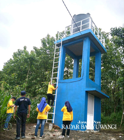 MULTIGUNA: Pemkab membangun sumur bor di salah satu desa rawan krisis air bersih untuk membantu masyarakat sekaligus menekan angka tengkes. (Dini untuk Radar Banyuwangi)