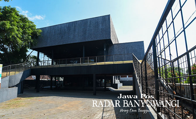 WADAH KEGIATAN SENI: Gedung Juang 45 setinggi tiga lantai dengan fasad yang unik. (Ramada Kusuma/Radar Banyuwangi)