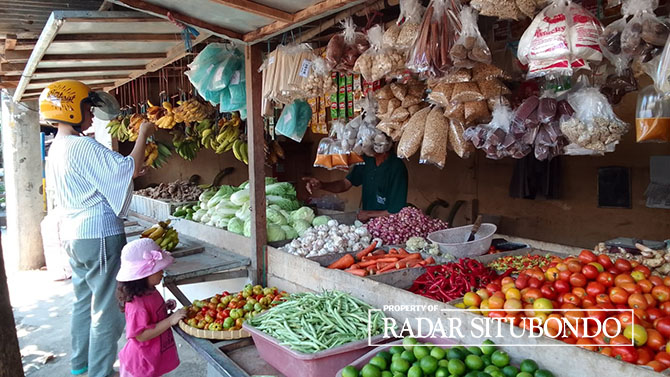 DIMINATI PEMBELI: Pembeli bertransaksi dengan pedagang di Pasar Tradisional Desa Sumberkolak, Kecamatan Panarukan, Minggu (7/6). (Iwan Feriyanto/Radar Situbondo)