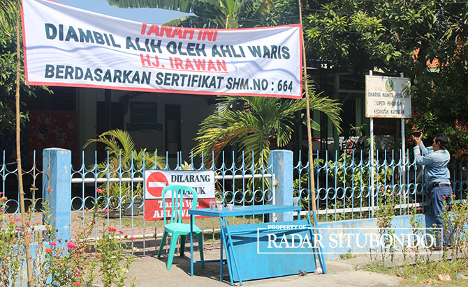 PAKAI BANNER: Kantor Korwil UPT Dinas Pendidikan Kapongan disegel warga. Tempat tersebut tampak sepi dari aktivitas lantaran tidak ada pegawai yang berani masuk kerja, Senin (29/5). (Iwan Feriyanto/Radar Situbondo)