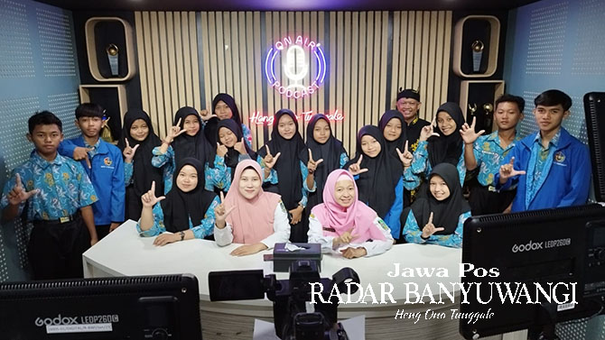 EKSTRAKURIKULER JURNALISTIK: Siswa dan guru SMPN 3 Rogojampi foto bersama di studio podcast Radar TV Banyuwangi, Rabu (17/5). (Ramada Kusuma/Radar Banyuwangi)