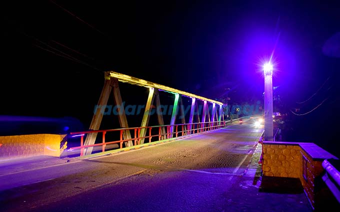 MENARIK: Hampir seluruh sisi kerangka baja Jembatan Tambong dipasang lampu kelap-kelip warna-warni. (Ramada Kusuma/RadarBanyuwangi.id)