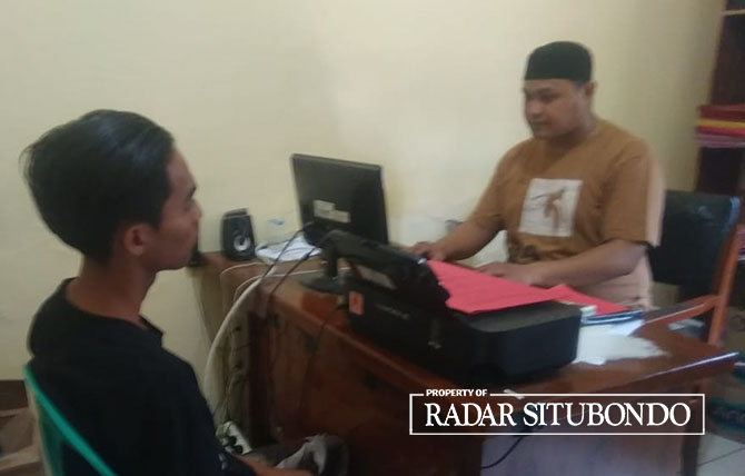 DIMINTAI KETERANGAN: Anggota Polsek Banyuputih memeriksa tersangka Ismail Pribadi, 35, warga  Kecamatan Banyuputih, belum lama ini. (Humaidi/Radar Situbondo)