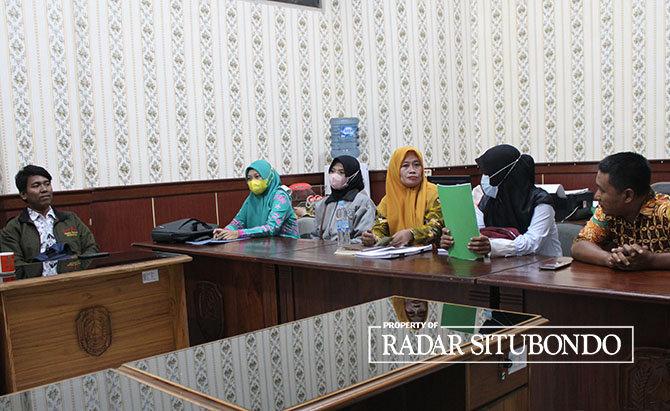 ASPIRATIF: Jajaran Komisi I DPRD Situbondo menerima masukan dari sejumlah guru honorer sekolah negeri dan sekolah swasta di ruang kerja Komisi I, Kamis (25/5). (Iwan Feriyanto/Radar Situbondo)