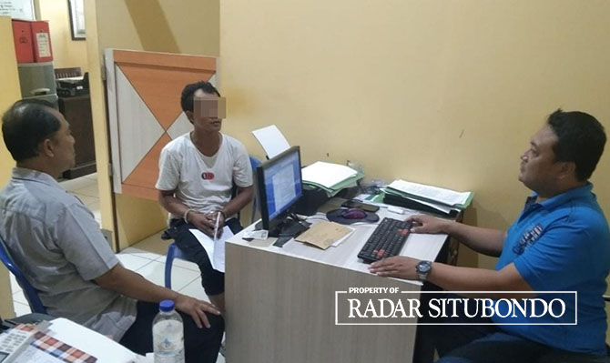 DIMINTAI KETERANGAN: Adit Eko Prasetyo warga Kelurahan Dawuhan, Kecamatan/Kota Situbondo di ruang penyidik Satreskoba Polres Situbondo, Minggu (14/5). (Humaidi/Radar Situbondo)