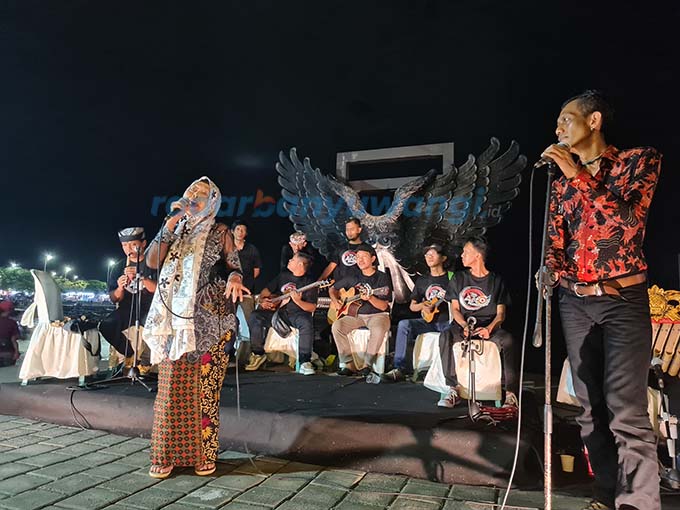 MENGHIBUR: Maestro gandrung Temu Misti duet dengan Catur Arum dalam penutupan pameran lukisan ArtOs Nusantara di gedung tua Pantai Boom Banyuwangi (28/5/23).