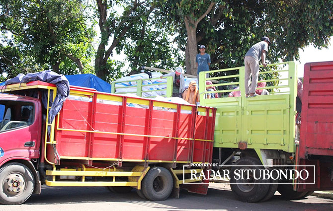 BONGKAR MUAT: Sejumlah pekerja memindahkan pupuk subsidi dari truk besar ke truk kecil di area gudang pupuk GPP Situbondo, Jumat (12/5). (Iwan Feriyanto/Radar Situbondo)