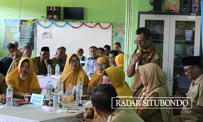 DEMI KESEJAHTERAAN: Salah satu perwakilan kepala sekolah mengusulkan adanya kenaikan honor petugas operator dan tenaga kebersihan di ruang kelas SDN 2 Sumberkolak, Desa Sumberkolak Krajan, Kecamatan Panarukan, Senin (8/5). (Iwan Feriyanto/Radar Situbondo)
