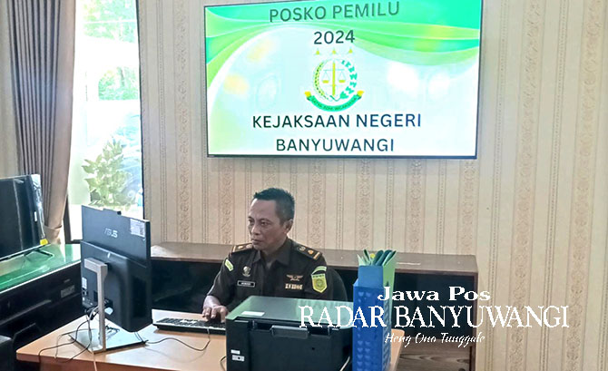 KAWAL PESTA DEMOKRASI: Petugas bersiaga di Posko Pemilu 2024 di kantor Kejaksaan Negeri Banyuwangi. (Bagus Rio/Radar Banyuwangi)