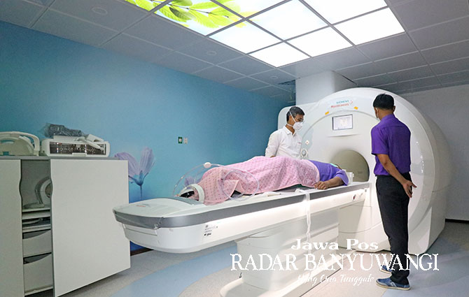 CANGGIH: Pasien menjalani pemeriksaan MRI di RS Al Huda Gambiran, Banyuwangi. (RS Al-Huda untuk Radar Banyuwangi)