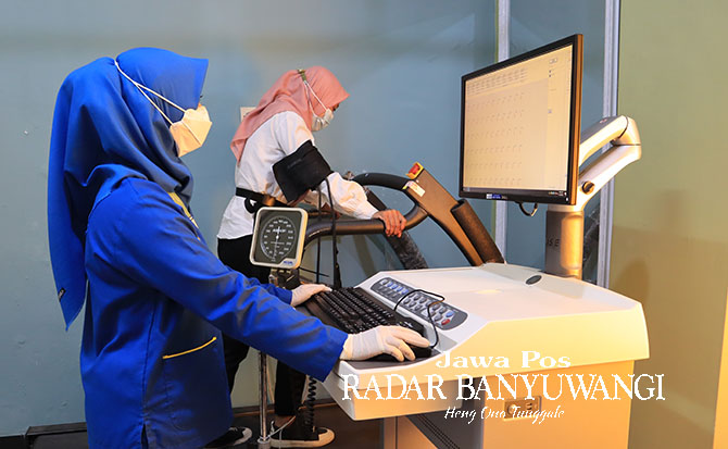 TERPANTAU: Pemeriksaan Treadmill di RSUD Blambangan Banyuwangi. (Novita untuk Radar Banyuwangi)