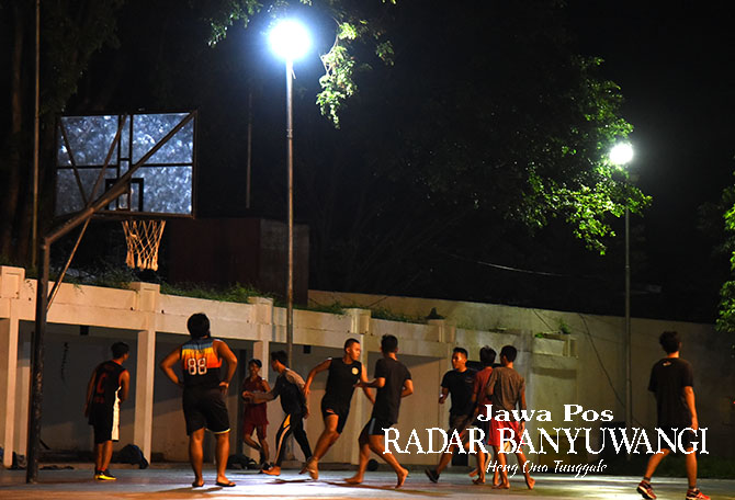NYAMAN: Taman Blambangan berada di pusat kota dan menjadi ruang terbuka hijau yang sering dimanfaatkan masyarakat untuk berbagai aktivitas termasuk olahraga di malam hari. (Ramada Kusuma/Radar Banyuwangi)