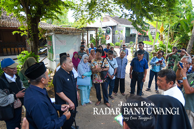 LIHAT LANGSUNG: Majelis hakim PA Banyuwangi menggelar sidang pemeriksaan setempat (PS) disaksikan para pihak tergugat dan penggugat di Kelurahan Tamanbaru, Kecamatan/Kabupaten Banyuwangi, Selasa (23/5). (Ramada Kusuma/Radar Banyuwangi)