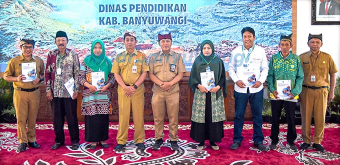 KEMITRAAN: Kepala Dispendik Suratno (empat dari kiri) dan Asisten Administrasi Pemerintahan dan Kesra Arief Setiawan berfoto bersama para penerima buku Kisah Kembangwangi. (Ramada Kusuma/RadarBanyuwangi.id)