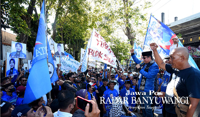 MOTIVASI: Ketua DPC PD Banyuwangi Michael Edy Hariyanto memompa semangat para bacaleg, pengurus, dan simpatisan PD sesaat sebelum mendaftarkan bacaleg ke KPU Banyuwangi, Minggu (14/5). (Ramada Kusuma/Radar Banyuwangi)