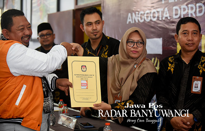 Pengurus Partai Hanura mendaftarkan calegnya di kantor KPU Banyuwangi, Rabu (9/5). (Ramada Kusuma/Radar Banyuwangi)