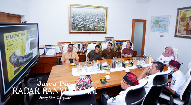 PAPARKAN HASIL EKSPEDISI: Bupati Ipuk Fiestiandani mendengarkan paparan hasil rekomendasi yang disampaikan tim ekspedisi Susur Sungai Kalilo di ruang kerja bupati, Rabu (3/5). (Ramada Kusuma/Radar Banyuwangi)