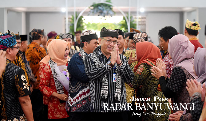 SERTIJAB: Kacabdin Pendidikan Banyuwangi Ahmad Jaenuri mendapat ucapan selamat dari guru dan kepala sekolah SMA dan SMK yang hadir dalam sertijab, Jumat (19/5). (Ramada Kusuma/Radar Banyuwangi)