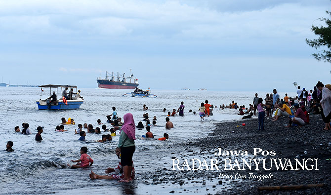 Pengunjung memadati Pantai Grand Watudodol saat libur lebaran, Minggu (30/4). (Ramada Kusuma/Radar Banyuwangi)