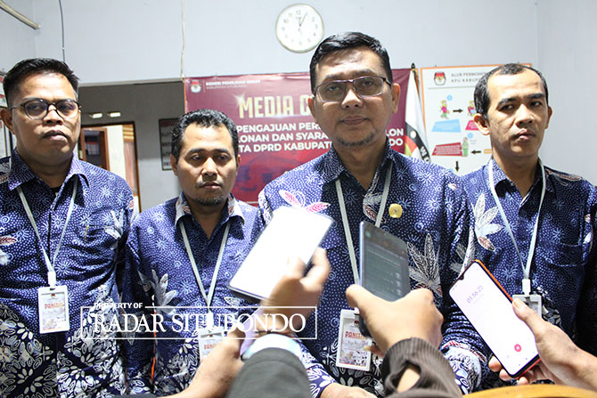 DITUTUP: Ketua KPU Situbondo Marwoto (tengah) bersama jajaran komisioner KPU menyampaikan hasil pengajuan berkas bacaleg oleh partai di ruang pertemuan kantor KPU Situbondo, Minggu malam (14/5). (Iwan Feriyanto/Radar Situbondo)