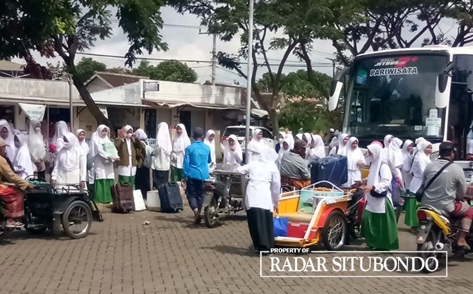 BALIK PONDOK: Santri Pondok Pesantren Salafiyah Syafi’iyah Sukorejo tampak sibuk menurunkan bawaannya dari kendaraan yang ditumpangi di tempat parkir Sukorejo, Selasa (2/5). (Humaidi/Radar Situbondo)