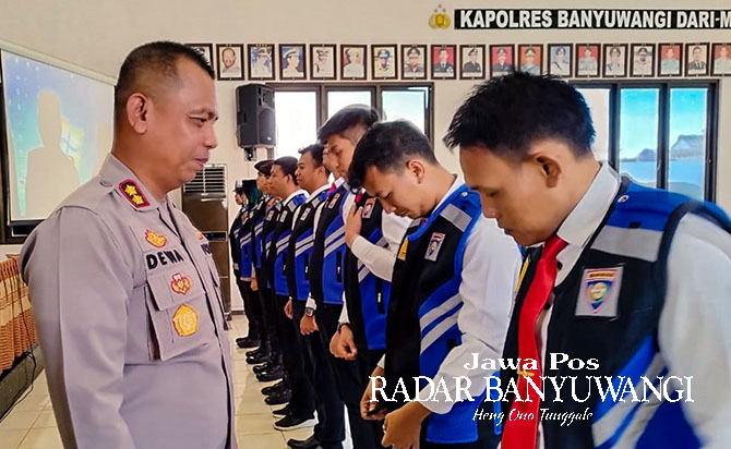 DIKUKUHKAN: Wakapolresta Banyuwangi AKBP Dewa Putu Eka Darmawan memberikan rompi kepada personel yang ditempatkan sebagai Polisi RW di Rupatama Wira Pratama, Polresta Banyuwangi, pekan lalu (22/5). (Ramada Kusuma/Radar Banyuwangi)