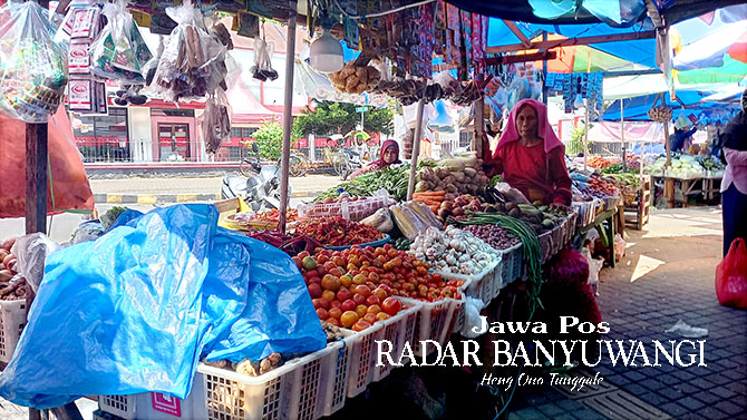 MENUNGGU PEMBELI: Pedagang sayur dan kebutuhan dapur menjajakan dagangan di Pasar Banyuwangi, Jumat (19/5). (Ayu Lestari/Radar Banyuwangi)