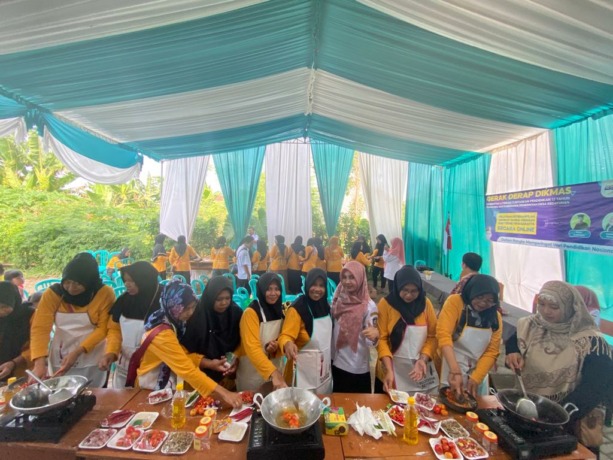 PEMBERDAYAAN: Warga belajar PKBM Bima Sakti praktik membuat sambal kemasan kemarin (8/5). (Nuri untuk RadarBanyuwangi.id)