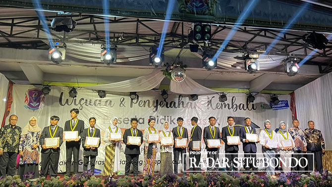 BERPRESTASI: Puluhan siswa SMPN 1 Asembagus mendapat penghargaan dari sekolah. (Iwan Feriyanto/Radar Situbondo)