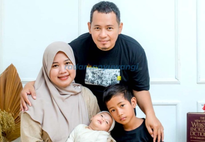 TERBANTU BPJS KESEHATAN: Daniel Hermawan bersama keluarga dan kedua anaknya. (BPJS Kes untuk RadarBanyuwangi.id)