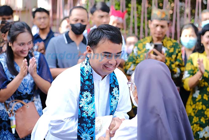 SEMANGAT MELAYANI: Pastor Doroteus Bryan Agung usai dilantik di Katedral Ijen Malang, Kamis (27/5). (Antonius untuk RadarBanyuwnagi.id)