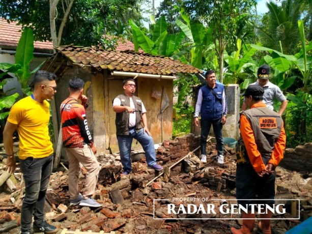 AMBROL: Anggota BPBD saat mengecek dapur rumah milik Sakiyah di Dusun Sumberberingin, Desa Kalibaru Manis, Kecamatan Kalibaru yang ambruk pada Senin (15/5) malam. (Foto: BPBD untuk JPRG )
