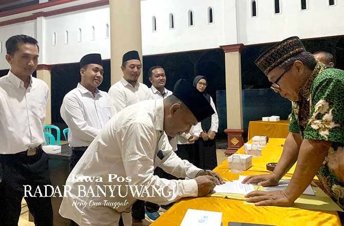 TAHAPAN PILKADES: Ketua BPD Aliyan Supriyanto melantik sembilan orang panitia pilkades Aliyan, Kecamatan Rogojampi di pendapa kantor desa setempat, Selasa malam (23/5). (Dedy Jumhardiyanto/Radar Banyuwangi)