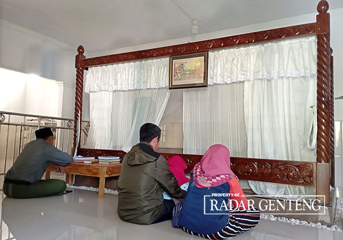 PANJATKAN DOA: Sejumlah peziarah berdoa di makam Wali Abu Hasan Basri di Dusun Sumberkepuh, Desa Kedungwungu, Kecamatan Tegaldlimo, Jumat (12/5). (Lugas Rumpakaadi/Radar Genteng)