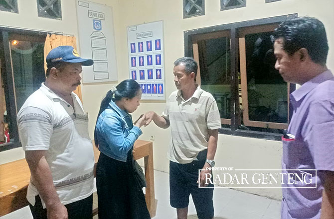 BERSAMA: Siti Nur Rosidah mencium tangan suaminya Aji Santoso didampingi Kadus Pandansari Agus Salim (kiri) dan penyidik Polsek Cluring Bripka Hepta Mei Diantoro pada Rabu (3/5) malam. (Lugas Rumpakaadi/Radar Genteng)