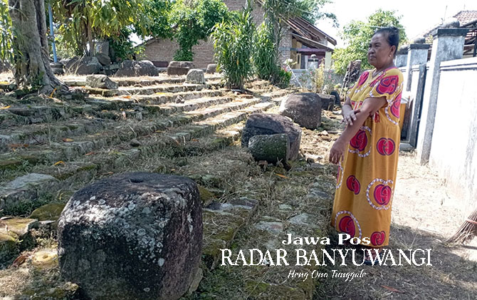 BERSEJARAH: Warisih di Situs Umpak Songo yang dipercaya bekas Kerajaan Blambangan di Dusun Muncar Baru, Desa Tembokrejo, Kecamatan Muncar, Rabu (3/5). (Lugas Rumpakaadi/Radar Genteng)