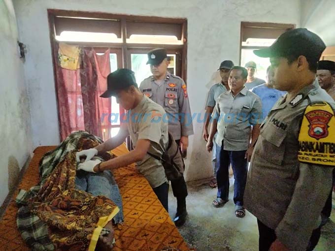 DUKA: Tim medis Puskesmas Wonosobo memeriksa jenazah Imam Kambali yang meninggal karena gantung diri di rumahnya Dusun Krajan, Desa Bagorejo, Kecamatan Srono, kemarin (14/5). (Lugas Umpakaadi/RadarBanyuwangi.id)