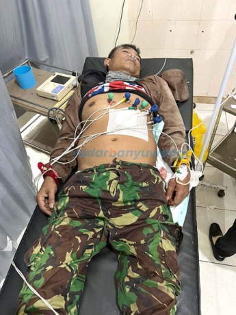LUKA PARAH: Boyamin dengan luka di perut menjalani perawatan di IGD RS Graha Medika Gambiran. (Rohman untuk RadarBanyuwangi.id)