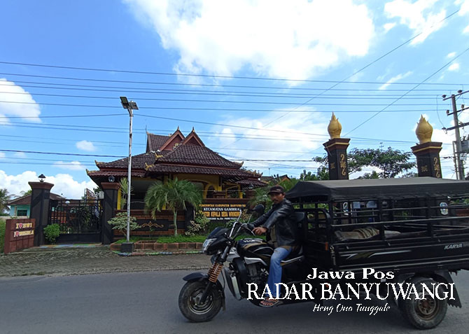 DIYAKINI: Kantor Desa Wringinrejo, Kecamatan Gambiran, yang dilintasi pengendara. (Lugas Rumpakaadi/Radar Genteng)