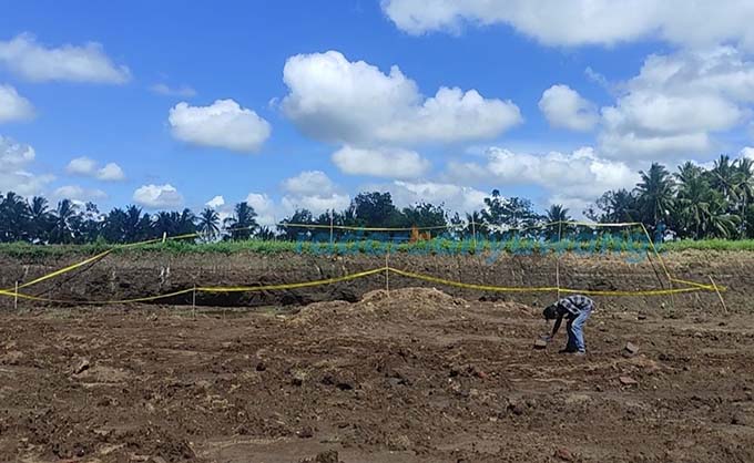 MASIH DIKUNJUNGI: Lokasi temuan struktur bata di Dusun Balak Kidul, Desa Balak, Kecamatan Songgon masih dikunjungi masyarakat yang ingin melihat, kemarin (9/5). (Lugas Rumpakaadi/RadarBanyuwangi.id)