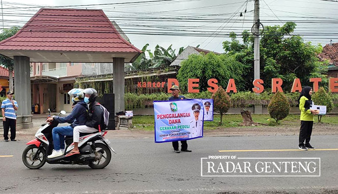 MEMBANTU: Warga dan perangkat Desa Sraten, Cluring, menggalang dana untuk membantu Indrawati yang kini dirawat di rumah sakit Kuala Lumpur, Malaysia, Jumat (5/5). (Lugas Rumpakaadi/Radar Genteng)