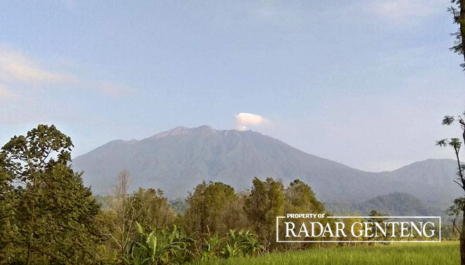 CUACA CERAH: Aktivitas Gunung Raung mengalami penurunan dari level II waspada menjadi level I normal, Rabu (3/5). (Agung untuk Radar Genteng)