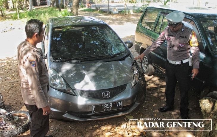 RINGSEK: Anggota Unit LAntas Polsek Genteng menunjukkan mobil Honda Jazz dengan yang menabrak Fitriatul Jannah di jalan raya Dusun Krajan, Desa Setail, Kecamatan Genteng, Minggu (28/5). (Foto: Salis Ali/JPRG)