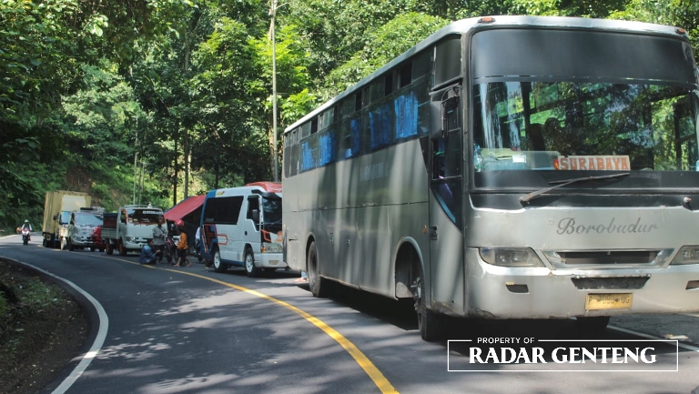 PADAT: Kendaraan roda empat terjebak kemacetan di jalur gumitir, tepatnya di Dusun Barurejo, Desa Kalibaru Manis, Kecamatan Kalibaru, Senin (22/5). (Foto: Salis Ali/JPRG)