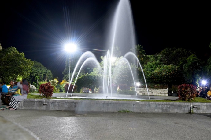 DIPASANG LAMPU: Air mancur di tengah Taman Sritanjung Banyuwangi tetap bisa dinikmati pada malam hari. (Ramada Kusuma/RadarBanyuwangi.id)
