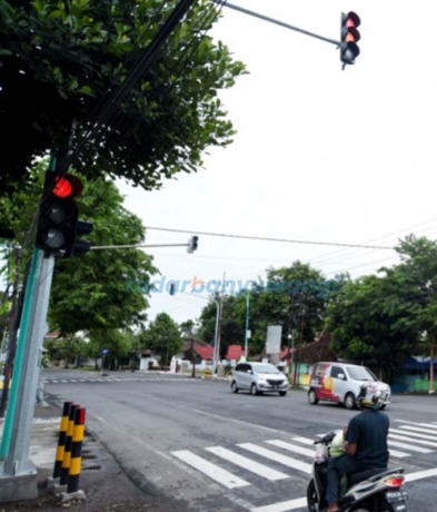 BARU: Lampu lalu lintas di Perempatan Mojopanggung, Kecamatan Giri, Banyuwangi. (Ramada Kusuma/RadarBanyuwangi.id)