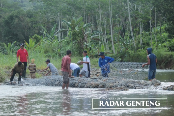 LAGI-LAGI: Warga kerja bakti membangun tanggul di Sungai Karangtambak, Dusun Sumberjambe, Desa Kandangan, Kecamatan Pesanggaran, Minggu (14/5). (Foto: Salis Ali/JPRG)